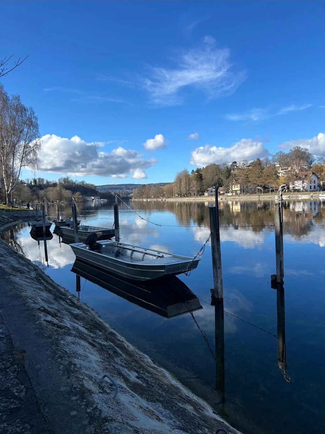 Boote am Ufer unter einem blauen Himmel.
